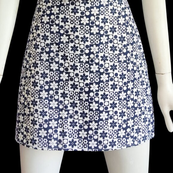 Elodie Retro Mod Navy White Geometric Daisy Print Mini Skirt Sz M NWT - Picture 1 of 11